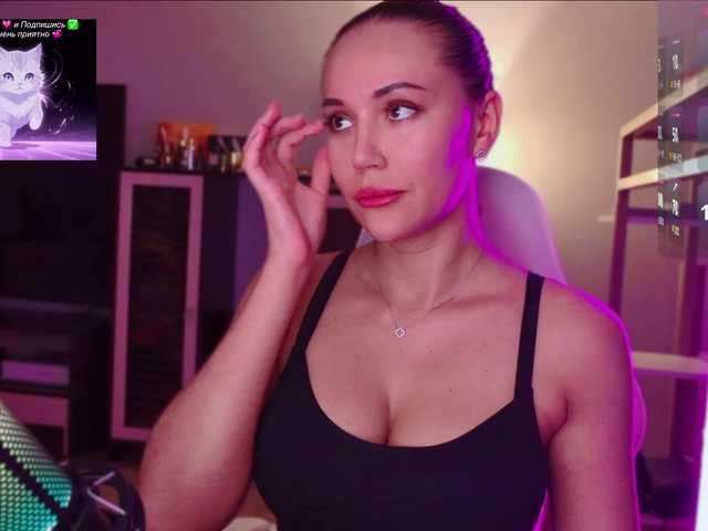 QWEENII live cam on BongaCams
