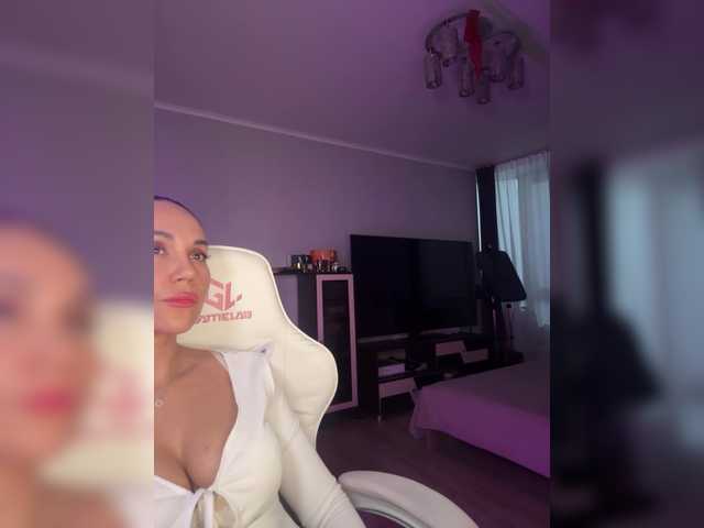в попе у QWEENII