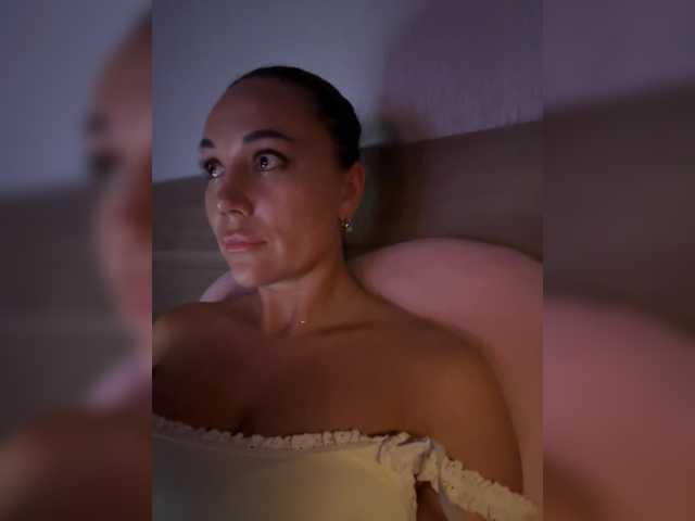 QWEENII live cam on BongaCams