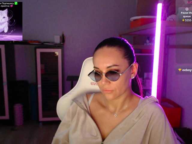 qweenii live sex show