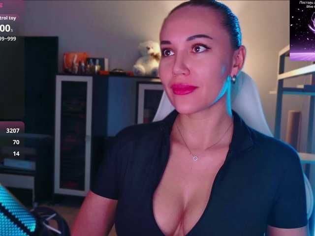 QWEENII live cam on BongaCams