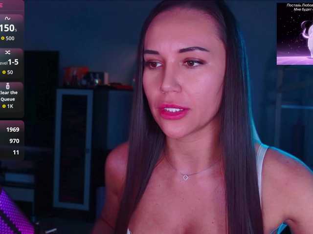 QWEENII live cam on BongaCams