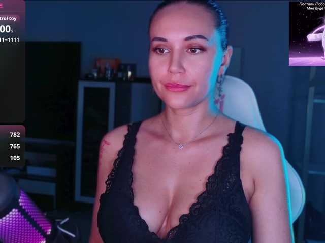 QWEENII live cam on BongaCams