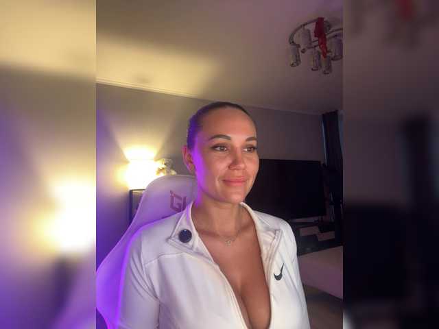 QWEENII live cam on BongaCams