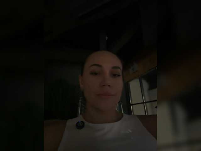QWEENII live cam preview