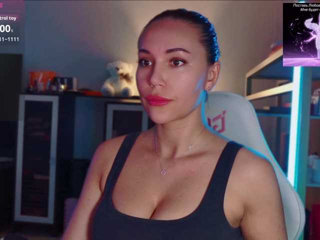QWEENII live cam on BongaCams