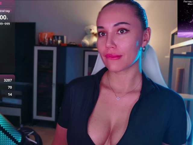 QWEENII live cam preview