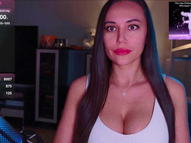 QWEENII live cam on BongaCams
