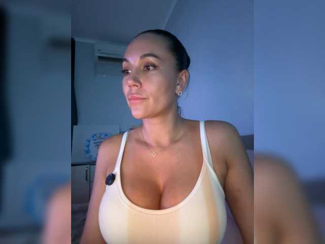 QWEENII live cam on BongaCams