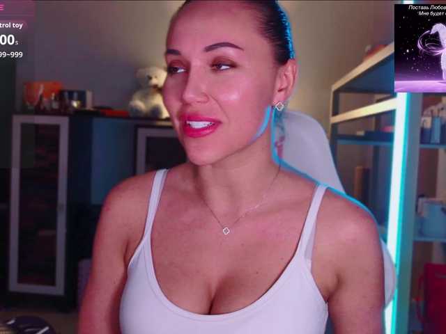 QWEENII live cam on BongaCams