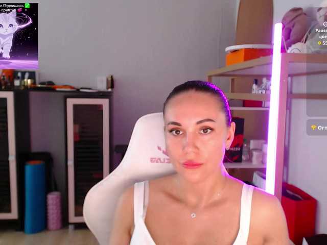 QWEENII live cam on BongaCams