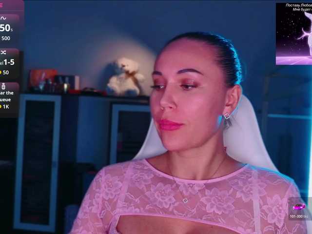 QWEENII live cam on BongaCams