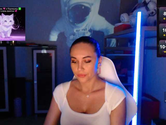 QWEENII live cam on BongaCams