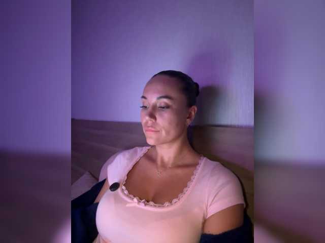 QWEENII live cam preview