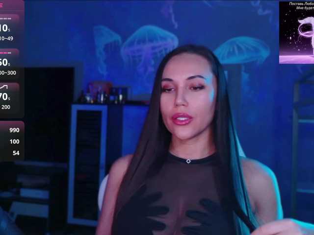 QWEENII live cam on BongaCams