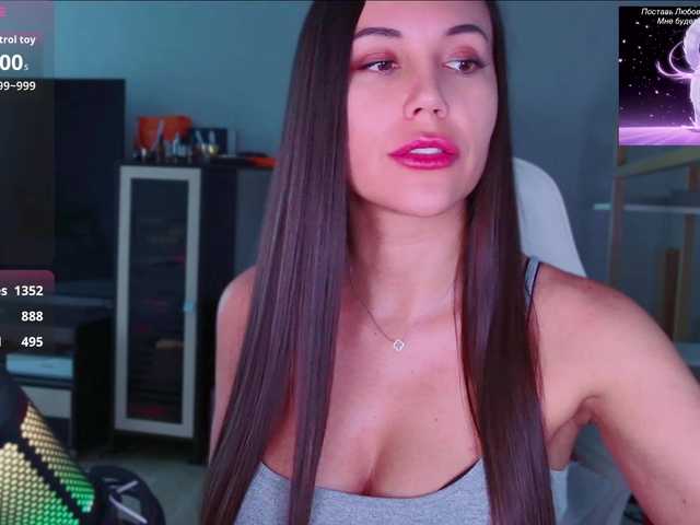 QWEENII live cam on BongaCams