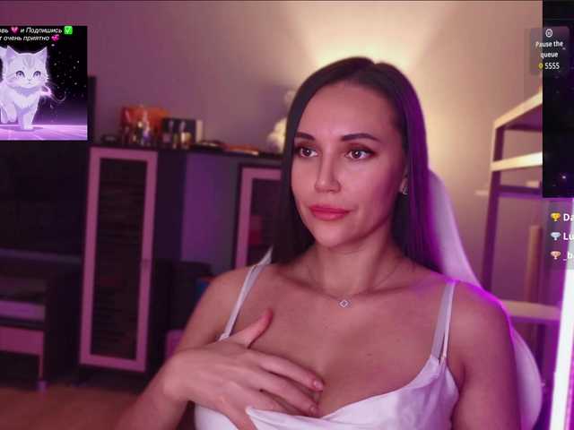 QWEENII live cam on BongaCams