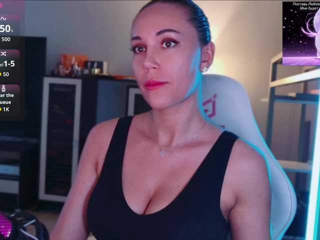 QWEENII live cam on BongaCams
