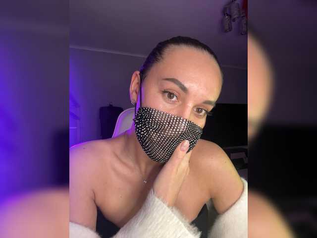 QWEENII's BongaCams show and profile