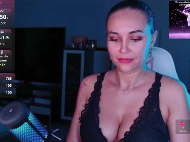 QWEENII live webcam show