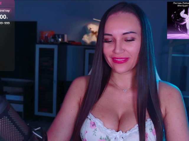 QWEENII live cam on BongaCams