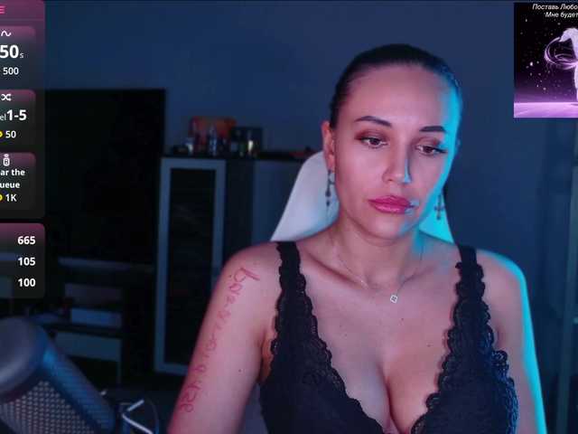 QWEENII live cam on BongaCams