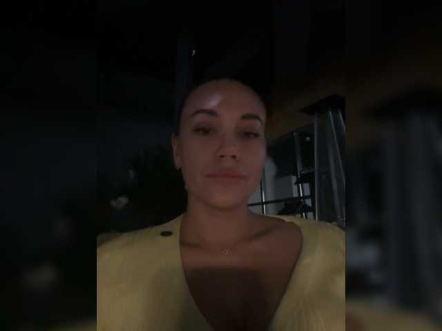 QWEENII live cam on BongaCams