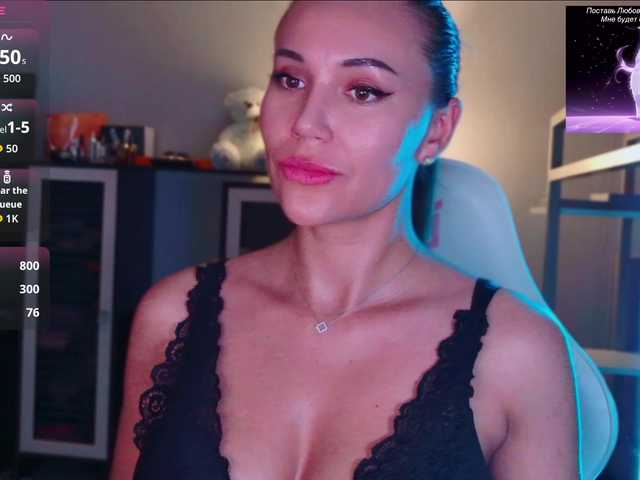 QWEENII live cam on BongaCams