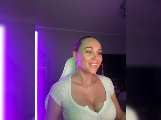 QWEENII live cam on BongaCams