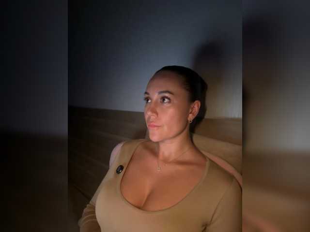 QWEENII live cam on BongaCams