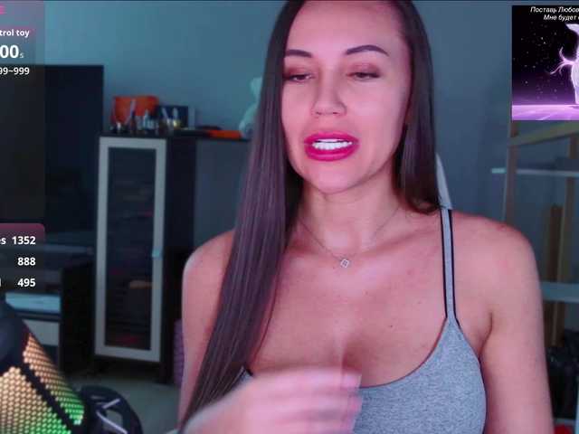 QWEENII live cam on BongaCams