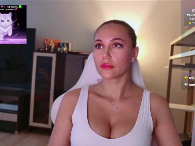 QWEENII live cam on BongaCams