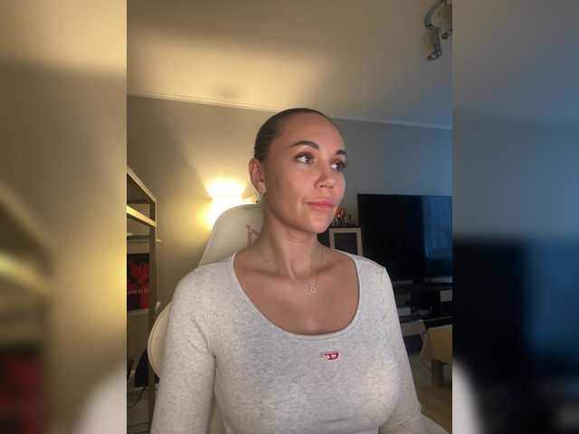 QWEENII live cam on BongaCams