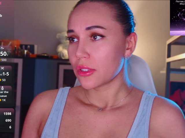 QWEENII live cam on BongaCams