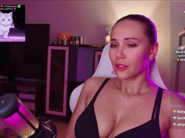 QWEENII live cam on BongaCams