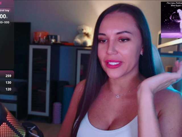 QWEENII live cam on BongaCams
