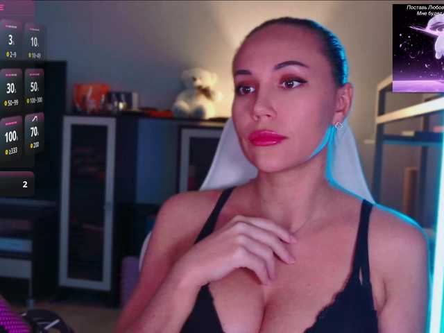QWEENII live cam on BongaCams