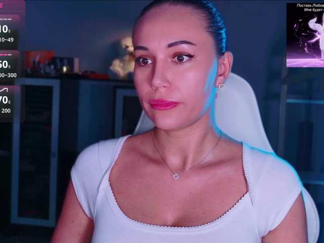 QWEENII live cam on BongaCams