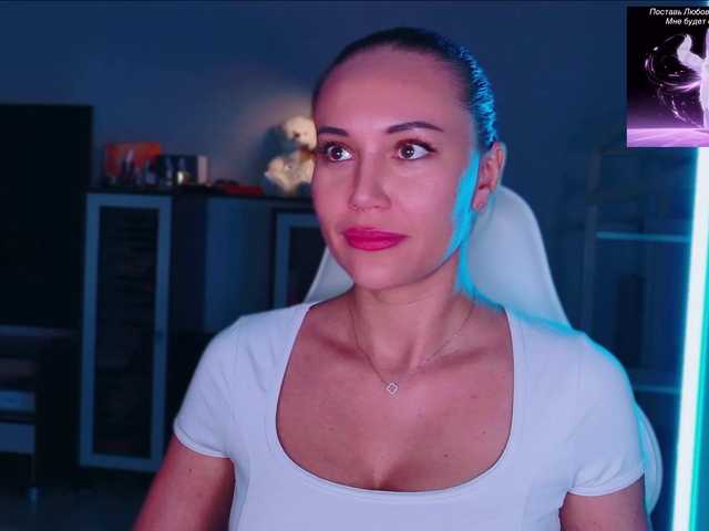 QWEENII live cam on BongaCams