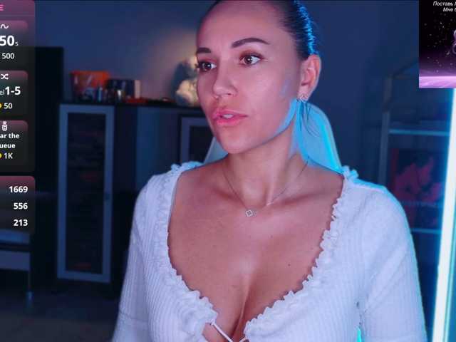 QWEENII live cam on BongaCams