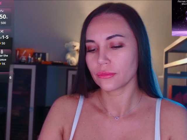 QWEENII live cam preview