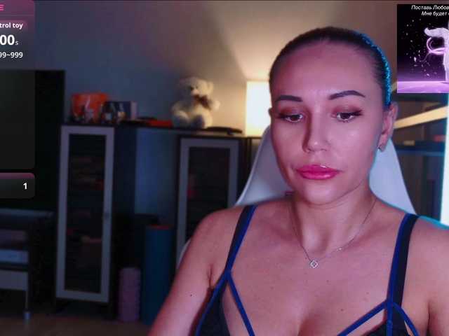 QWEENII live cam on BongaCams