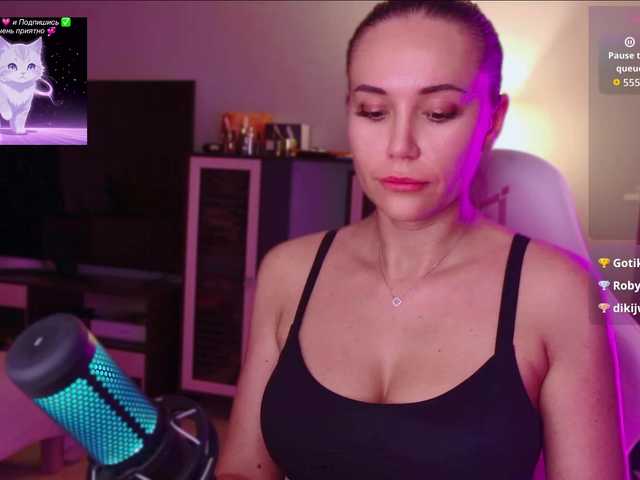 QWEENII live cam on BongaCams
