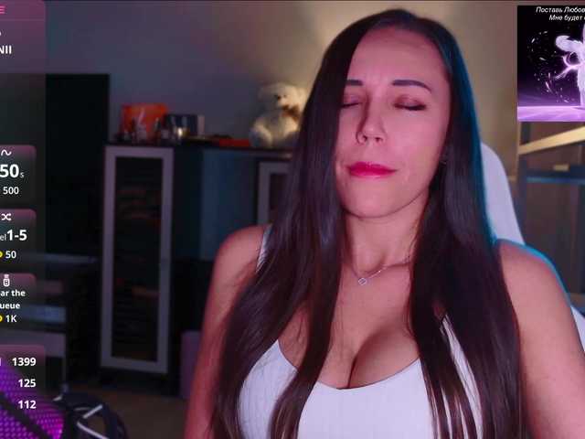QWEENII live cam on BongaCams