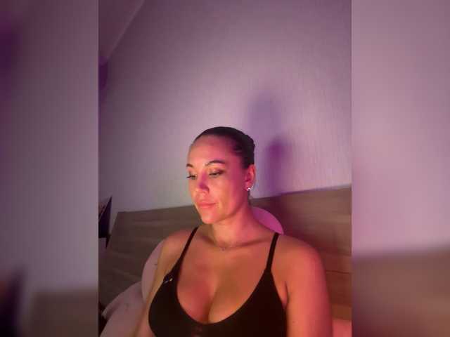 QWEENII live cam on BongaCams