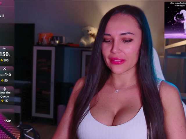 QWEENII live cam on BongaCams