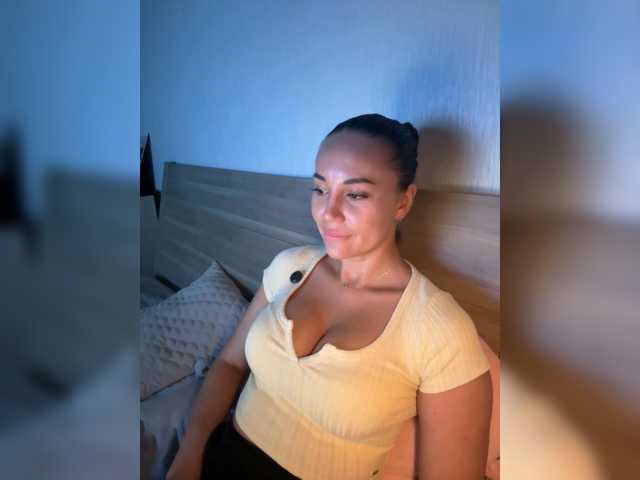 QWEENII live cam preview