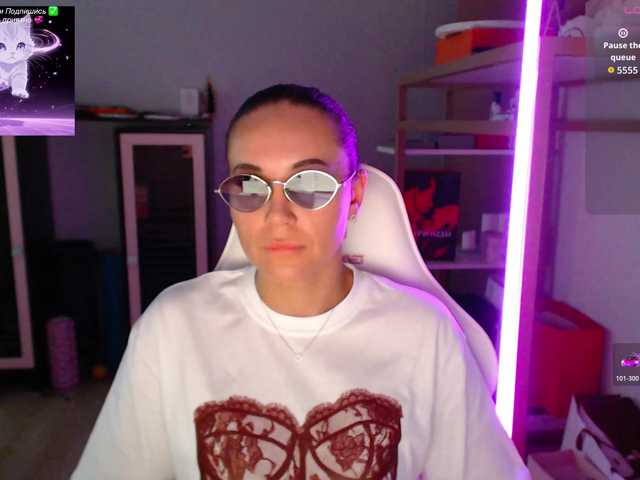 QWEENII live cam on BongaCams