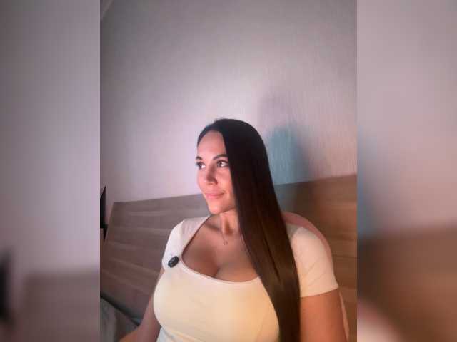 QWEENII live cam on BongaCams