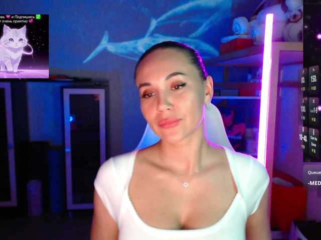 QWEENII live cam on BongaCams